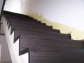 Povrchová úprava dubových schodnic po jejich uložení na betonové lůžko